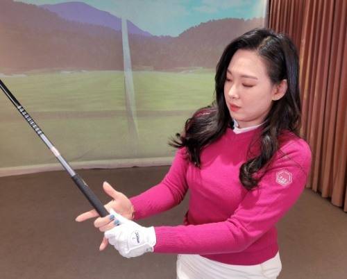 심지현 프로가 그립을 잡는 방법과 루틴을 설명한다.