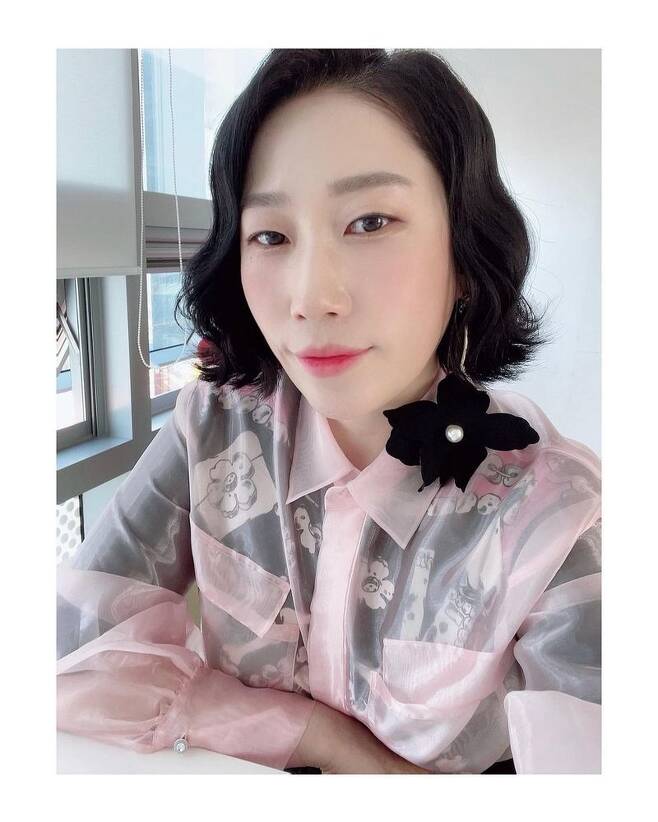 Comedian Kim Yeong-hee has told of her beautiful recent situation.Kim Yeong-hee posted a picture on his instagram on April 21 with an article entitled Not a moth, not a moth, not a flower! ..In the photo, Kim Yeong-hee is taking a self-portrait in the sunshine with a bright pink-toned makeup, and a blouse with a flower pattern and a black flower brooch make a lovely Feelings.After marriage, she caught her eye with her more beautiful Beautiful looks.Meanwhile, Kim Yeong-hee married Yoon Seung-yeol, a 10-year-old baseball player, in January. Recently, he made his debut as an adult film Gisan Chun.Gisan Chun deals with the story that begins when the wrong Balal Chun lives in a mansion with an accidental opportunity.