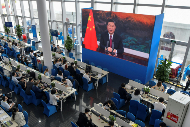 시진핑 중국 국가주석이 지난 20일 보아오포럼 화상 연설을 통해 “내정간섭 말라”며 미국에 경고하고 있다. /AFP연합뉴스