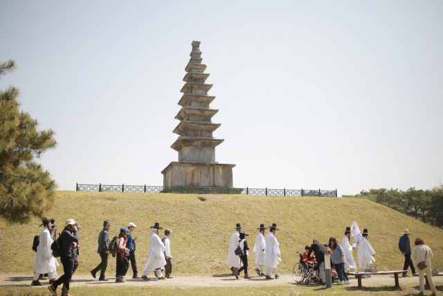 지난 2019년 처음 열린 ‘퇴계선생 귀향길 재현 걷기 행사’ 참석자들이 8일 차 구간인 충주 창동리 5층 석탑 앞을 지나고 있다.