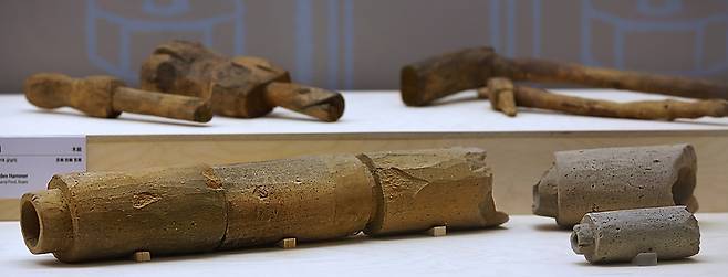 풍납토성에서 발굴된 하수 토관. 경제·기술력 없이는 만들기 어려운 하수관은 백제의 사회 수준을 보여준다. [사진/전수영 기자]