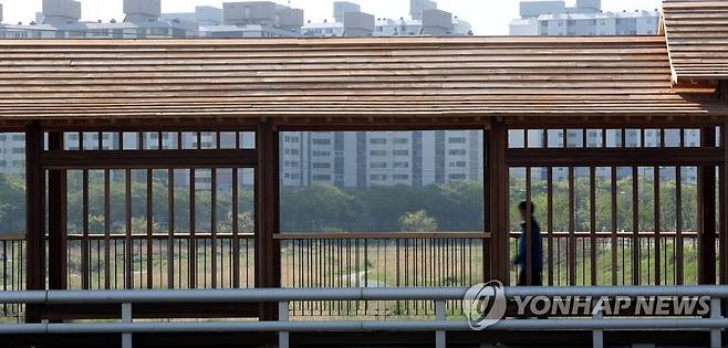 우림교 지나는 시민 (전주=연합뉴스) 정경재 기자 = 21일 전북 전주시 완산구에 있는 우림교를 한 시민이 걷고 있다. 2021.4.21 jaya@yna.co.kr