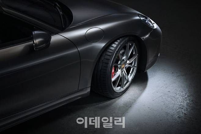 한국타이어의 초고성능 타이어 ‘벤투스 S1 에보3’가 장착된 포르쉐 ‘718 박스터’ 모습