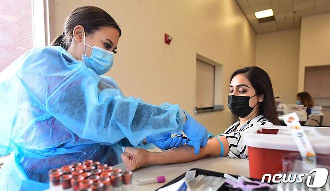 코로나19 백신을 접종하는 모습. © AFP=뉴스1
