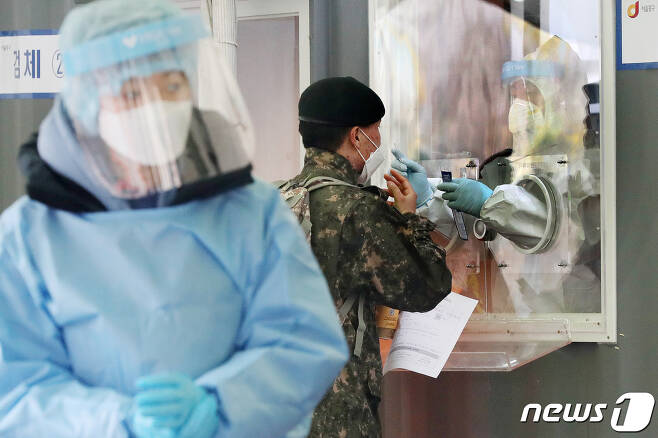 군 장병이 코로나19 진단검사를 받고 있는 모습. 2021.2.24/뉴스1 © News1 민경석 기자