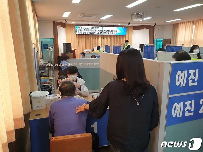 22일 충북 영동군보건소에서 어르신들을 상대로 코로나19 백신 접종을 하고 있다.(영동군 제공)© 뉴스1