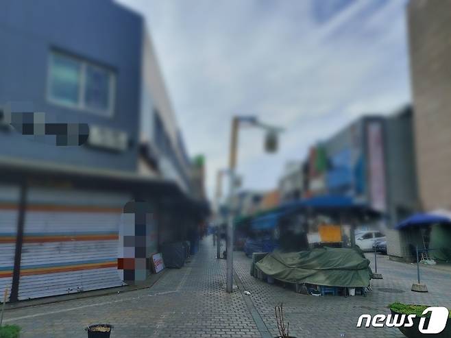 대전 동구 중앙시장 상인들이 신종 코로나바이러스 감염증(코로나19) 확진자가 계속해서 나오자 21일 오후부터 영업을 중간했다. © 뉴스1