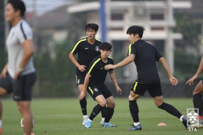 지난해 1월 태국에서 끝난 아시아축구연맹 U-23 챔피언십 당시 원두재와 이동경의 모습. 제공 | 대한축구협회