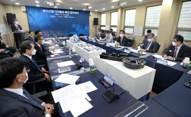 뿌리산업 디지털화 확산을 위한 협력체계 구축을 위한 '뿌리산업 업계 간담회'가 22일 경기도 시흥시 소재 프론텍에서 열렸다.