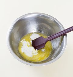 2. 볼에 요구르트를 담고 설탕과 달걀을 넣어 고루 섞는다. (tip. 우유 1L에 마시는 요구르트 1병을 넣어 잘 섞어서 요구르트 제조기나 오븐의 발효 기능을 활용해서 4시간 정도 발효시킨면 플레인 요구르트를 만들 수 있다.)