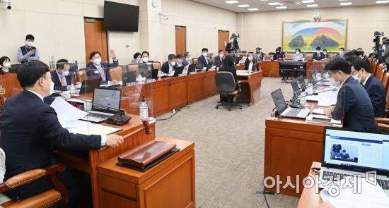 윤관석 국회 정무위 위원장이 22일 국회 정무위원회 전체회의를 주재하고 있다./윤동주 기자 doso7@