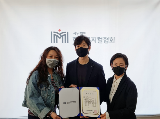 배우 유준상(가운데)이 한국뮤지컬협회 관계자들과 기부증서 전달식을 갖는 모습.