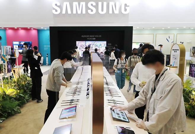 21일 오후 서울 강남구 코엑스에서 열린 월드IT쇼 삼성전자 부스를 찾은 관람객들이 전시된 제품을 살펴보고 있다. /연합뉴스