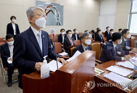 최기영 과기정통부 장관이 22일 국회 과방위 전체회의에서 발언하고 있다. 연합뉴스