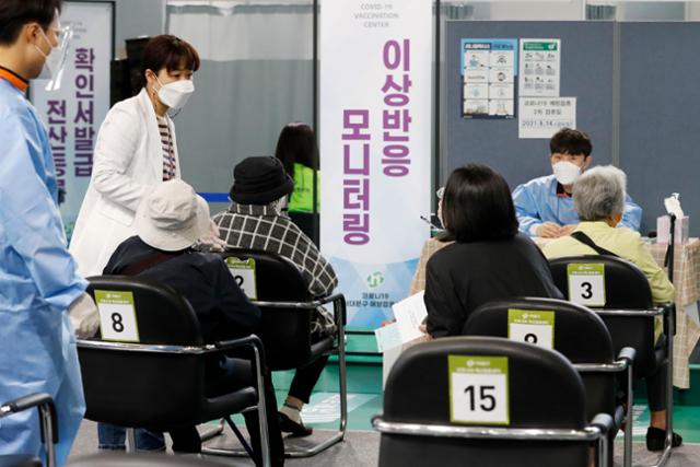 21일 오후 서울 서대문구 북아현문화체육센터에 마련된 예방접종센터에서 코로나19 백신 접종을 마친 어르신들이 이상반응이 나타나는지 확인하기 위해 대기하고 있다. 뉴시스
