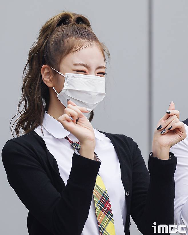 ITZY (ITZY) Yezi, Lia, Ryu Jin, Chaeryeong and Yuna showed off their lovely charm with the flower pedestal pose full of edge in uniform.ITZY (ITZY) Yezi, Lia, Ryu Jin, Chaeryeong and Yuna attended the recording of Knowing Brother at JTBC Studio in Ilsan, Gyeonggi Province on the afternoon of the 22nd.ITZY members have co-ordinated a variety of hairstyles and individual jackets, especially the show of calyx and various heart Pose, which have revealed a shameful charm.(GIF is highly appreciated via the iMBC website in PC environments)iMBC Photo