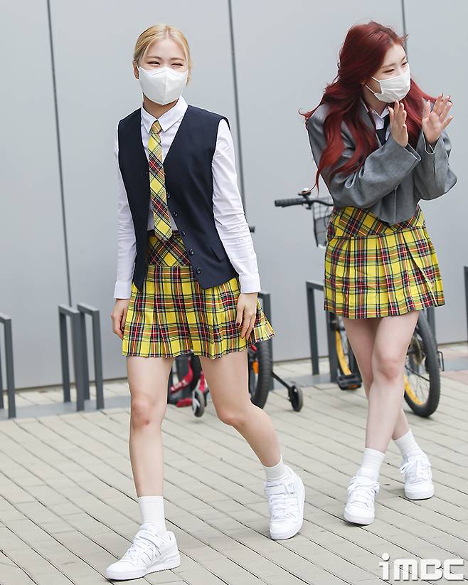 ITZY (ITZY) Yezi, Lia, Ryu Jin, Chaeryeong and Yuna showed off their lovely charm with the flower pedestal pose full of edge in uniform.ITZY (ITZY) Yezi, Lia, Ryu Jin, Chaeryeong and Yuna attended the recording of Knowing Brother at JTBC Studio in Ilsan, Gyeonggi Province on the afternoon of the 22nd.ITZY members have co-ordinated a variety of hairstyles and individual jackets, especially the show of calyx and various heart Pose, which have revealed a shameful charm.(GIF is highly appreciated via the iMBC website in PC environments)iMBC Photo