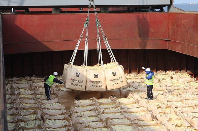 지난 2010년 군산항에서 북한 수재민에게 전달할 쌀을 배에 선적하고 있는 모습. 연합뉴스