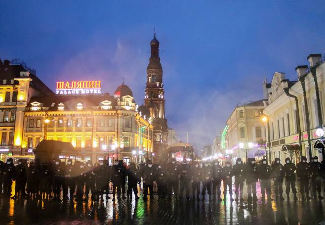 러시아 타타르스탄 자치공화국의 수도인 카잔에서도 21일 나발니 지지 시위가 열렸다. 경찰이 이날 밤 거리에서 시위대를 막고 있다. TASS=연합뉴스