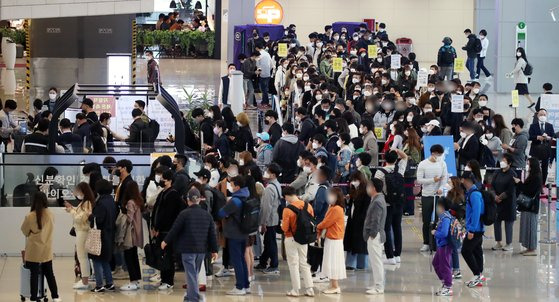 지난 16일 여행객들로 붐비는 김포공항 국내선 청사. [연합뉴스]