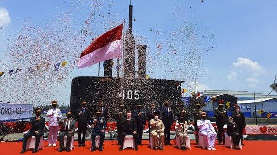 지난 3월 인도네시아 수라바야에서 열린 잠수함 인도식에서 강은호 방위사업청장(왼쪽 네번째) 등 참석자들이 기념촬영을 하고 있다.  힘과 농업의 힌두 신인 발라라마의 무기 이름인 알루고로(Alugoro)를 따라 ‘알루고로 함’으로 명명된 잠수함은 대우조선해양이 인도네시아 PT.PAL사와 함께 2011년 인도네시아 국방부로부터 수주한 3척의 잠수함 중 마지막 함정이다. [방위사업청]