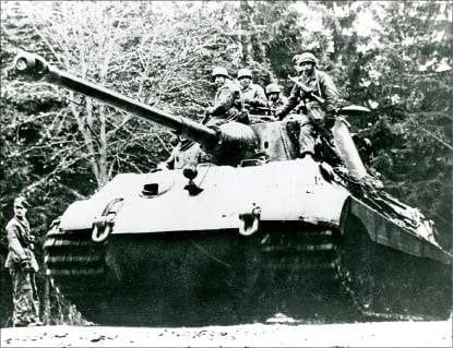 1944년 12월 16일 독일군의 공세 첫날 군인들을 전선으로 실어 나르는 ‘티거2’ 전차.    글항아리 제공