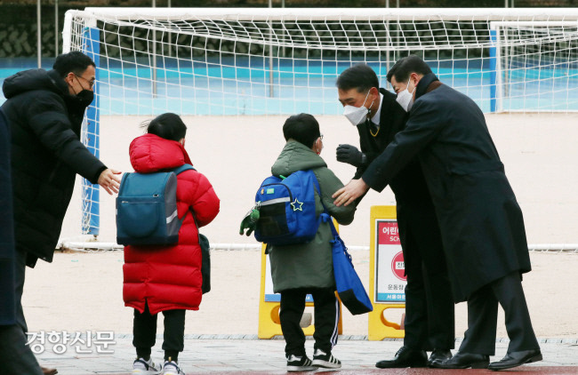 서울의 한 초등학교에서 학생들이 교문 앞 마중을 나온 선생님들과 인사를 나누며 교실로 향하고 있다. |김기남 기자