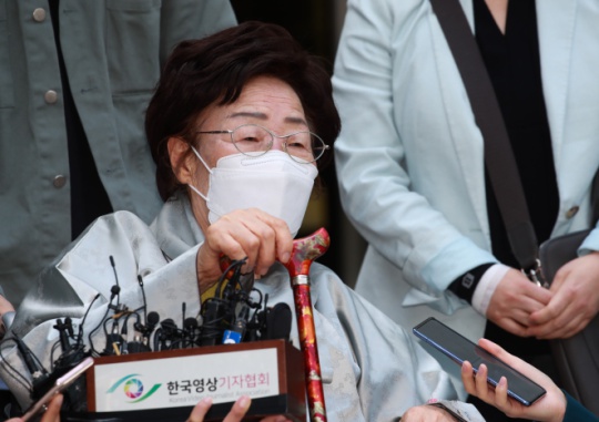 On April 21, when the court announced its ruling on the second lawsuit for reparation filed by victims of sexual slavery in the Japanese military against the Japanese government in a South Korean court of law, the elderly Lee Yong-soo announces her position at the Seoul Central District Court in Seocho-dong, Seoul. This day, Civil Agreement Division 15 (chief judge Min Seong-cheol) of the Seoul Central District Court dismissed the claim for compensation against the Japanese government filed by twenty people, victims including the late Gwak Ye-nam and Kim Bok-dong and their families. Lee Joon-heon