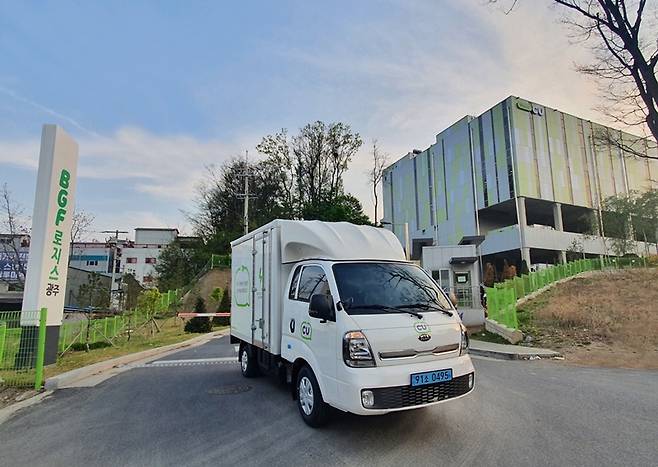 A CU electric truck stands in front of BGF Logis Gwangju, its distribution center in Gwangju, Gyeonggi Province. (BGF Retail)