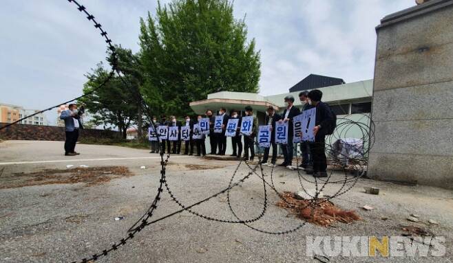 강원민주재단 관계자들이 22일 강원 춘천 옛 보안대 정문에서 성명서를 낭독하고 있다.