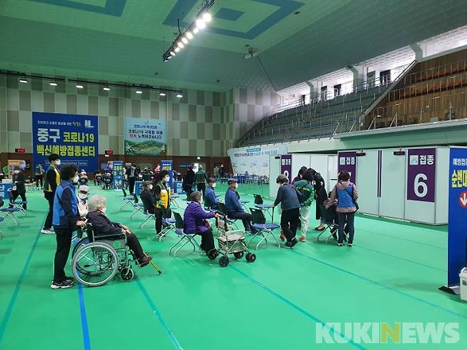 대전 중구 한밭체육관 코로나19 예방접종센터에서 활동중인 자원봉사자들 모습.