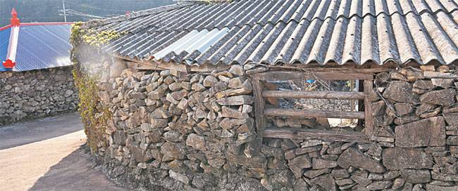 국립공원 명품마을로 지정된 상서리에는 돌담을 외벽으로 삼은 집이 여럿이다.