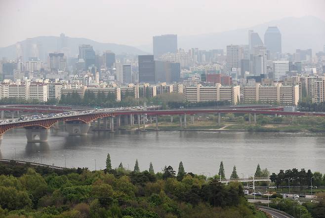 서울 성동구 응봉산에서 바라본 강남구 일대 아파트단지. [연합뉴스]