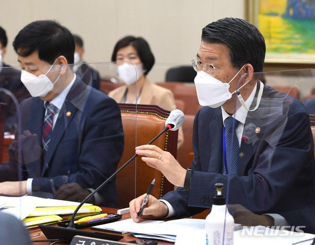 [서울=뉴시스]김진아 기자 = 은성수 금융위원장이 22일 오전 서울 여의도 국회에서 열린 제386회국회(임시회) 제1차 정무위원회 전체회의에서 의원 질의에 답하고 있다. (공동취재사진) 2021.04.22. photo@newsis.com