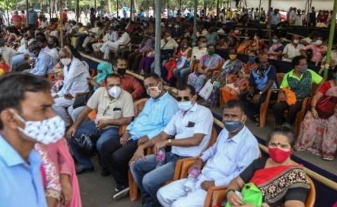 인도 뭄바이에서 백신 접종을 기다리는 주민. 연합뉴스