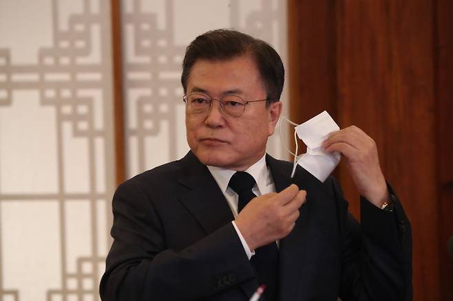 문재인 대통령이 22일 청와대 상춘재에서 화상으로 열린 기후정상회의에 참석해 있다. 연합뉴스