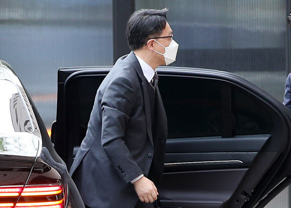 김진욱 고위공직자범죄수사처 처장이 22일 오전 정부과천청사로 출근하기 위해 차량에서 내리고 있다. 연합뉴스