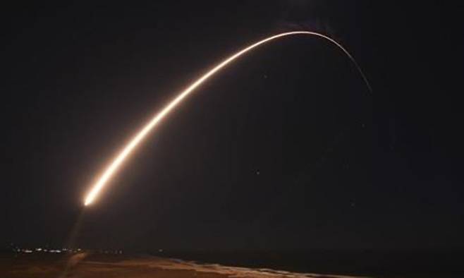 미국 캘리포니아주 반덴버그 공군기지에서 23일(현지시간) 탄두가 장착되지 않은 미니트맨3 대륙간탄도미사일(ICBM)이 발사되고 있다. 반덴버그=AP연합뉴스