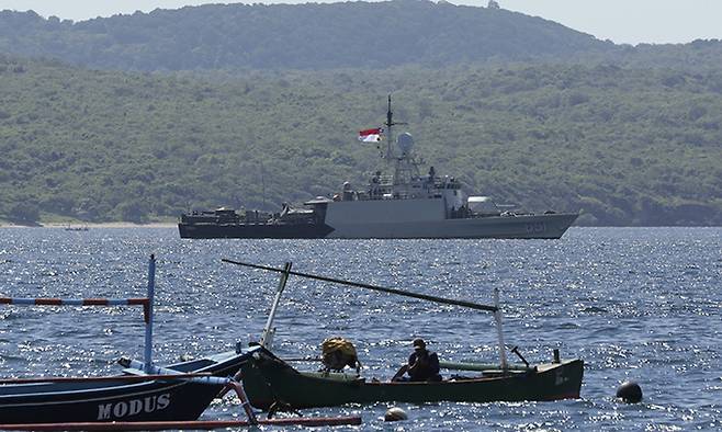 인도네시아 해군 함정 'KRI 싱가'가 22일(현지시간) 동자바주의 반유왕이 항구에서 실종된 해군 잠수함 'KRI 낭갈라 402호'의 수색 작전에 참여하기 위해 출항하고 있다. 반유왕이=AP연합뉴스
