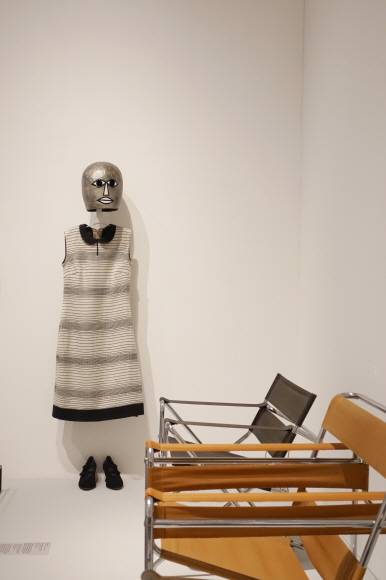 이른바 ‘바우하우스 여성’이 입은 민소매 원피스. 패브릭 디자인을 맡았던 리스 바이어의 작품이다. 팔다리를 드러내는 여성의 모습은 1920년 당시엔 혁명적인 것이었고, 바우하우스 내에서도 급진적이란 평가를 받았다.