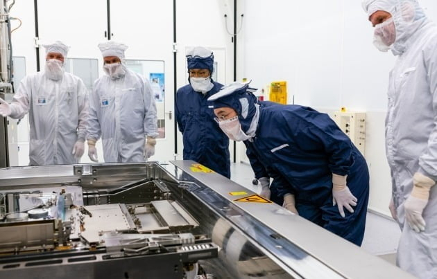 이재용(오른쪽 두번째) 삼성전자 부회장이 지난해 10월 네덜란드 에인트호번에 위치한 ASML 본사를 찾아 EUV 장비를 살펴보고 있다./사진 제공=삼성전자