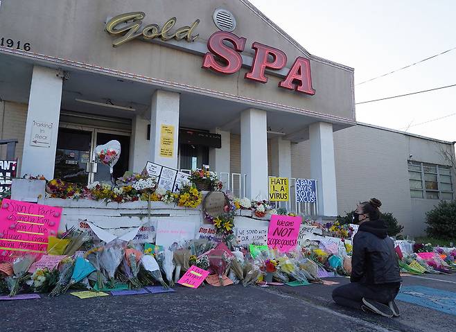 한국 여성 4명을 포함해 8명이 사망한 연쇄 총격 사건이 벌어진 미국 조지아주 애틀랜타의 추모소 풍경. ⓒUPI