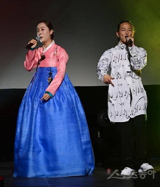 국악인 박애리, 가수 팝핀현준이 20일 서울 용산구 국립중앙박물관 극장 용에서 열린 2021 터키-서울 소통의 날 온택트 라이브 쇼 ‘함께 이겨냅시다!(비릴리크테 바샤라자으즈)’에서 ‘아리랑+종횡무진아리랑’으로 퓨전 전통 무대를 펼치고 있다. 주현희 기자 teth1147@donga.com