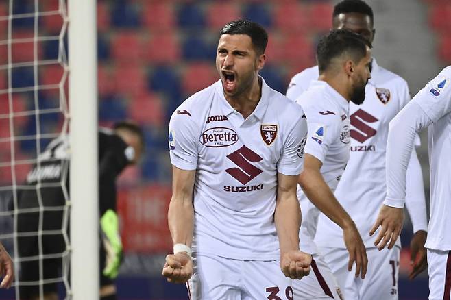 토리노의 로란도 만드라고라(왼쪽)가 21일(현지시간) 볼로나를 상대로 첫 골을 넣은 후 주먹을 불끈 쥐며 환호하고 있다. 토리노 간의 이탈리아 세리에 A 축구 경기에서 팀의 첫 골을 넣은 후 축하합니다. AP|연합뉴스