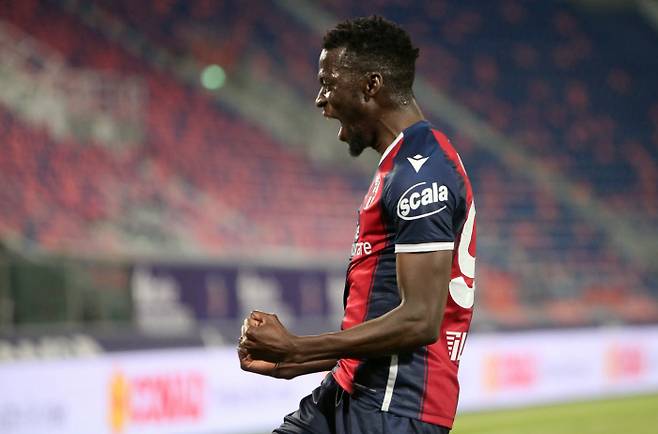 볼로냐의 무사 바로우가 21일(현지시간) 첫 골을 넣은 후 함성을 지르고 있다.  AP|연합뉴스