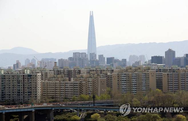 압구정·여의도·목동·성수 '토지거래허가구역' 지정 사진은 서울 용산구 유엔빌리지 인근에서 바라본 압구정동 현대아파트 단지 일대와 한강변의 모습. 2021.4.21 [연합뉴스 자료사진] photo@yna.co.kr