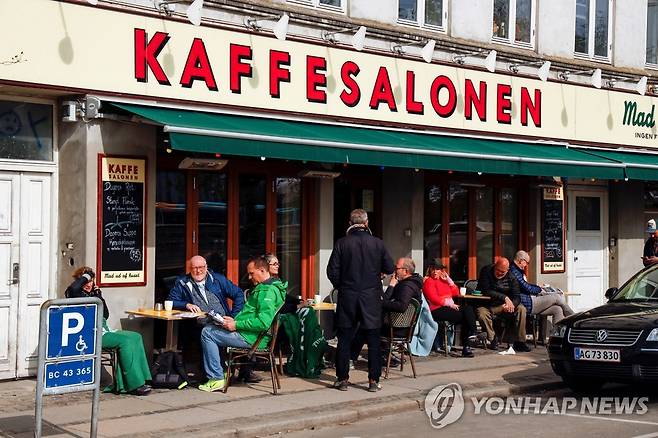 덴마크 수도 코펜하겐 시내 카페에 앉아 있는 사람들. 2021.4.21 [로이터=연합뉴스]