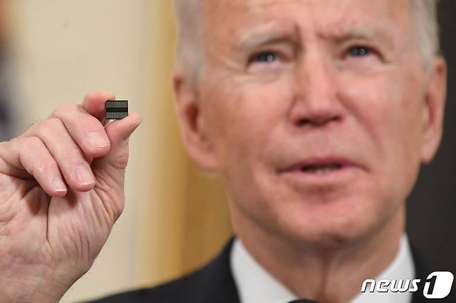 조 바이든 미국 대통령이 반도체 칩을 들고 연설을 하고 있다. © AFP=뉴스1