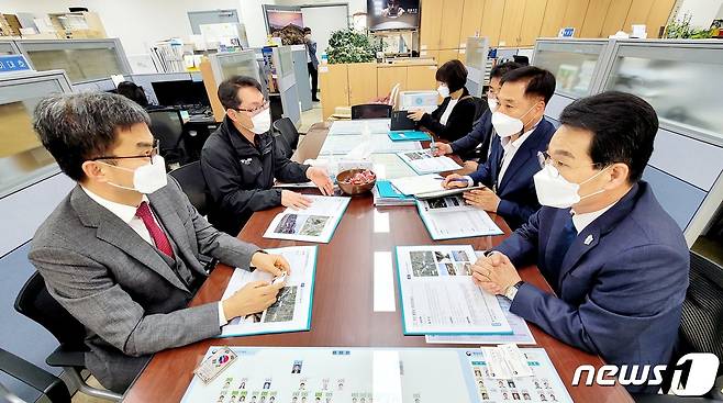 권익현 전북 부안군수(오른쪽)가 특별교부세 등 국가예산 확보를 위해 행정안전부를 방문했다..© 뉴스1