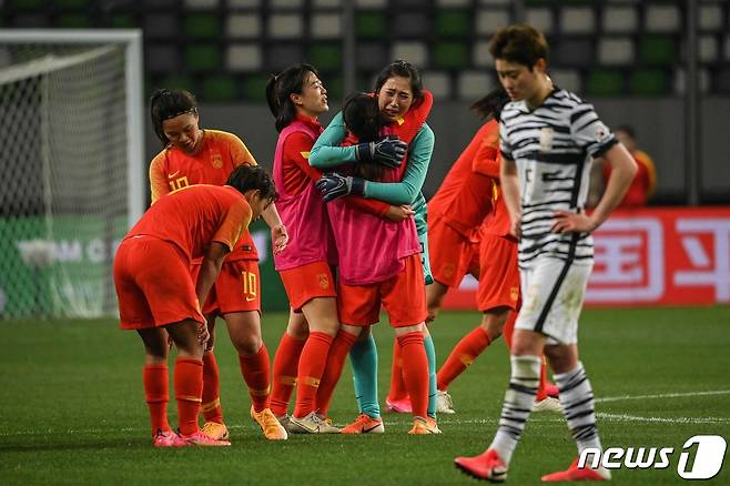 한국을 꺾고 도쿄 올림픽에 나서는 중국 여자축구 대표팀. © AFP=뉴스1